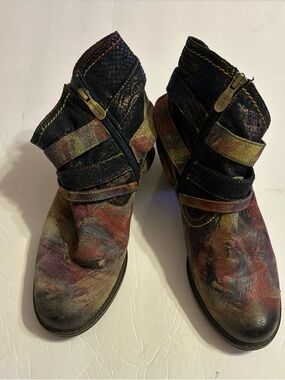 L'Artiste Shazzam Ankle Boots
Women's 8.5 EU 39 Multicolor
Leather Zip Buckle